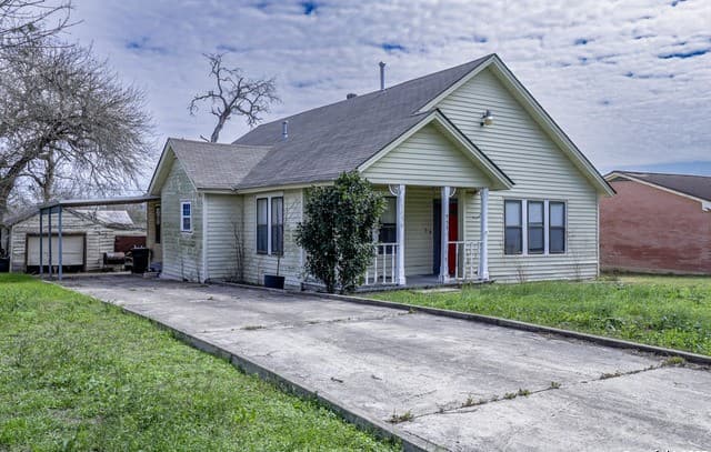 3-bedroom rental at 711 S 7th St in Kenedy, TX — photo 5