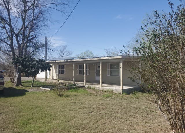 3-bedroom rental at 3135 E Fm 476 in Poteet, TX — photo 1