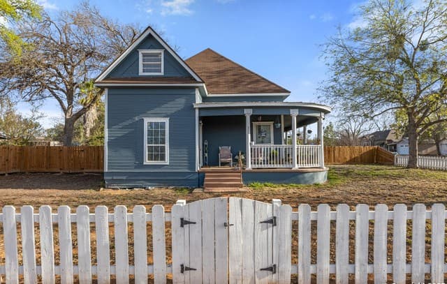 3-bedroom rental at 421 E Rio Grande in Pearsall, TX — photo 1