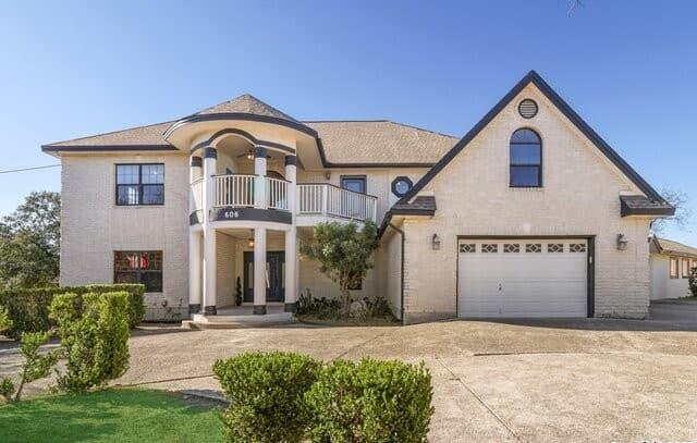 4-bedroom rental at 606 E Sunshine in San Antonio, TX — photo 1