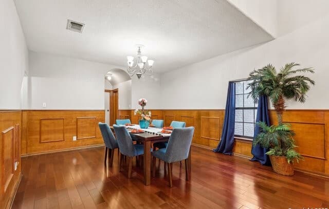 4-bedroom rental at 606 E Sunshine in San Antonio, TX — photo 5