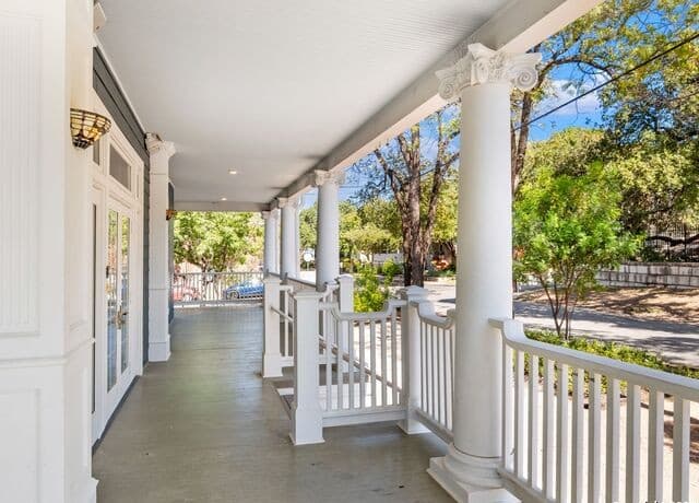4-bedroom rental at 702 W French Pl in San Antonio, TX — photo 5