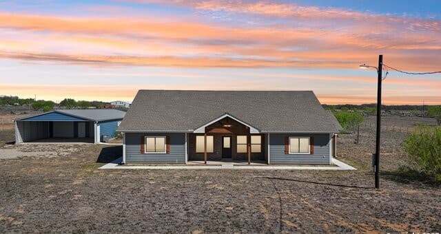 4-bedroom rental at 1783 County Road 7711 in Devine, TX — photo 1