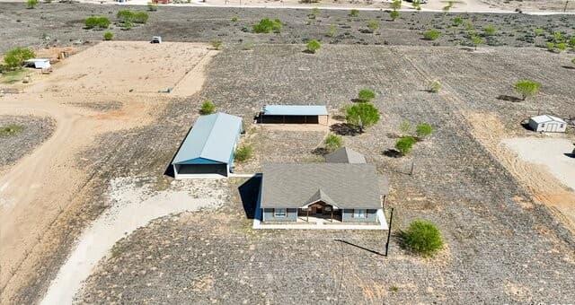 4-bedroom rental at 1783 County Road 7711 in Devine, TX — photo 2