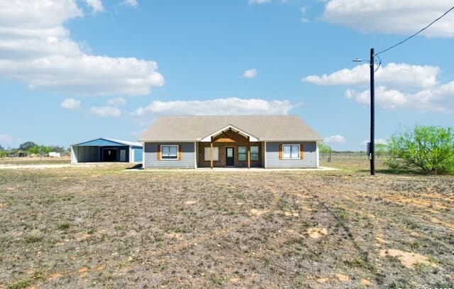 4-bedroom rental at 1783 County Road 7711 in Devine, TX — photo 3