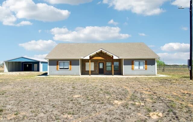 4-bedroom rental at 1783 County Road 7711 in Devine, TX — photo 4