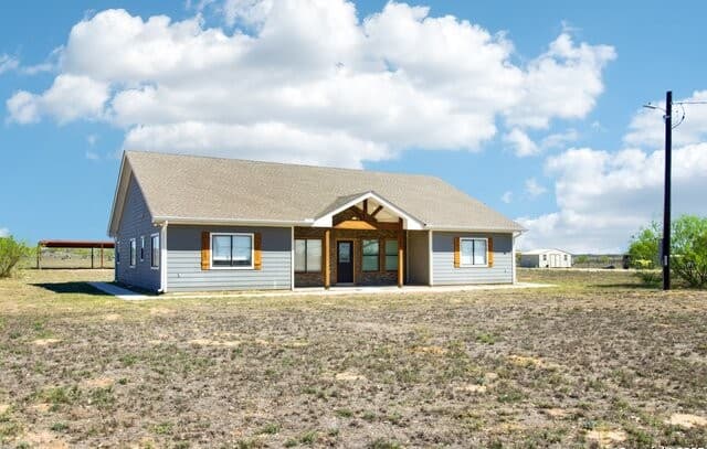 4-bedroom rental at 1783 County Road 7711 in Devine, TX — photo 5