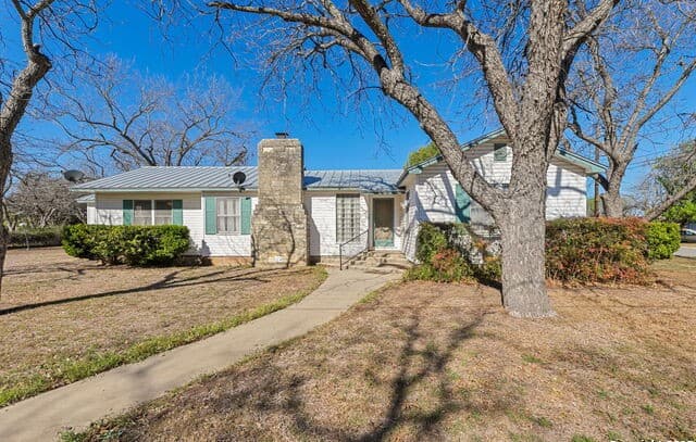 4-bedroom rental at 2602 Avenue K in Hondo, TX — photo 1
