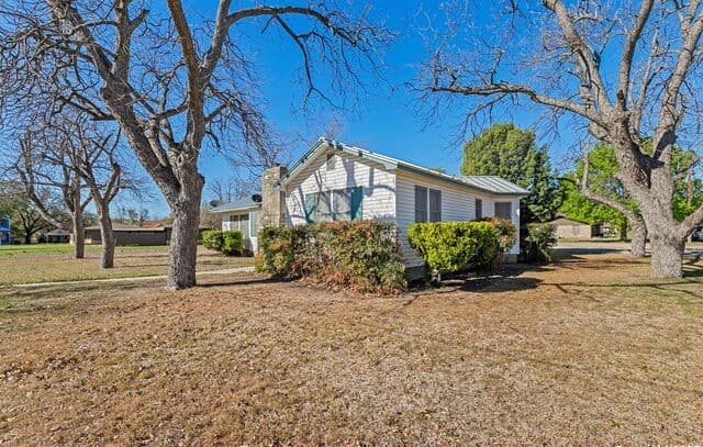 4-bedroom rental at 2602 Avenue K in Hondo, TX — photo 3