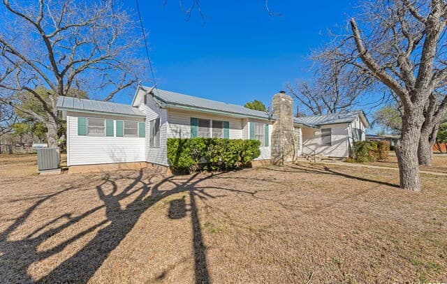4-bedroom rental at 2602 Avenue K in Hondo, TX — photo 4