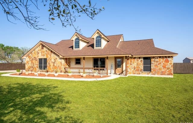3-bedroom rental at 3362 Abbott Rd in St Hedwig, TX — photo 2