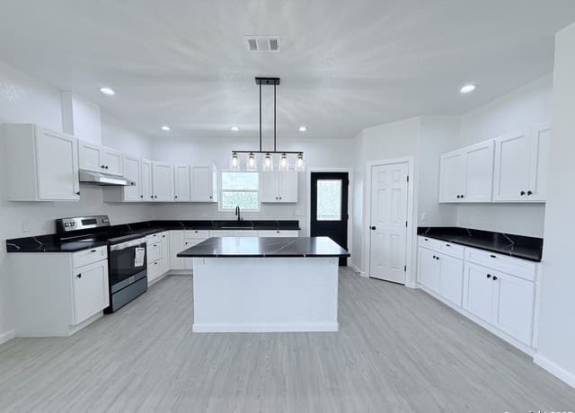 4-bedroom rental at 104 Flor Del Sol in San Antonio, TX — photo 1