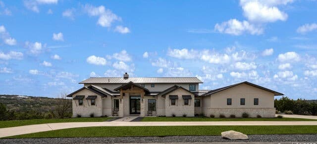 5-bedroom rental at 384 Blue Diamond in Boerne, TX — photo 3