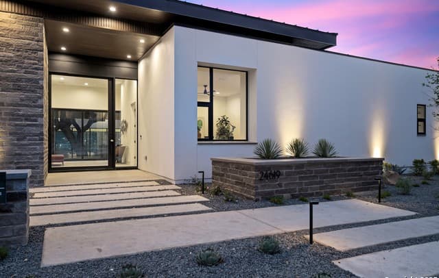6-bedroom rental at 24619 Cliff Line in San Antonio, TX — photo 4
