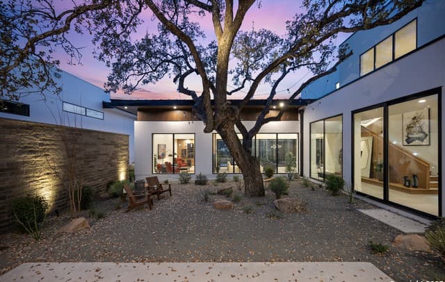 6-bedroom rental at 24619 Cliff Line in San Antonio, TX — photo 5