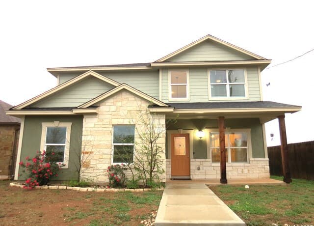 4-bedroom rental at 740 Crestview in Floresville, TX — photo 1