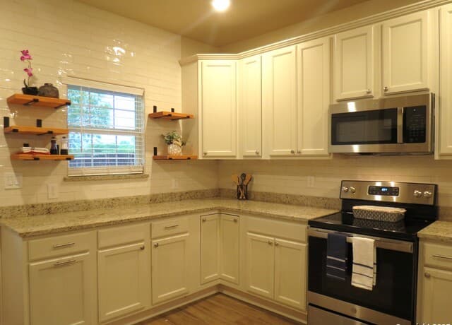 4-bedroom rental at 740 Crestview in Floresville, TX — photo 3