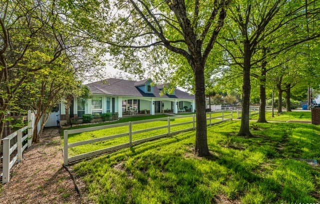 4-bedroom rental at 7226 N Vandiver Rd in San Antonio, TX — photo 3