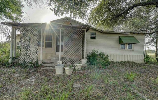2-bedroom rental at 18186 Wisdom in Lytle, TX — photo 4