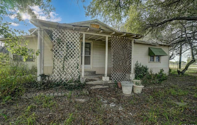 2-bedroom rental at 18186 Wisdom in Lytle, TX — photo 5