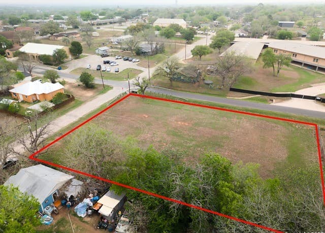 rental at 1306 B St in Floresville, TX — photo 3
