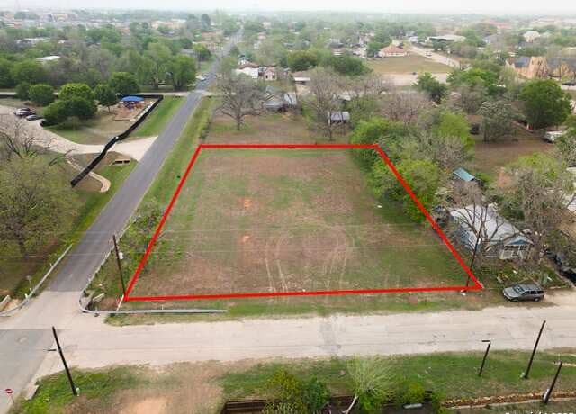 rental at 1306 B St in Floresville, TX — photo 4