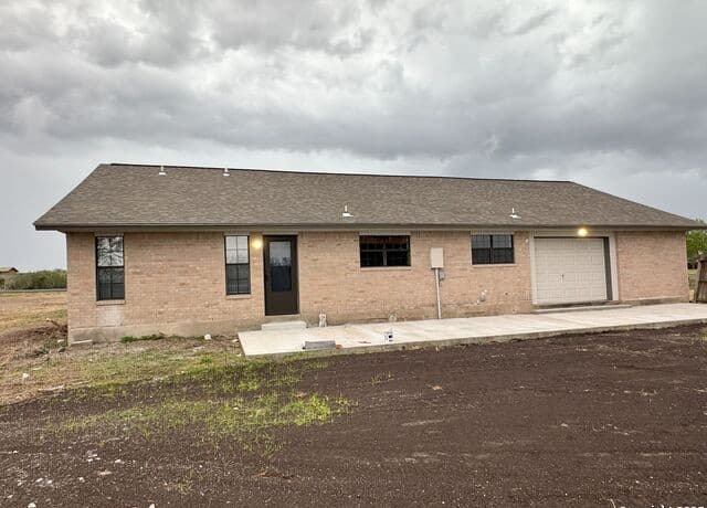 2-bedroom rental at 136 Lakeview Trace in Three Rivers, TX — photo 2