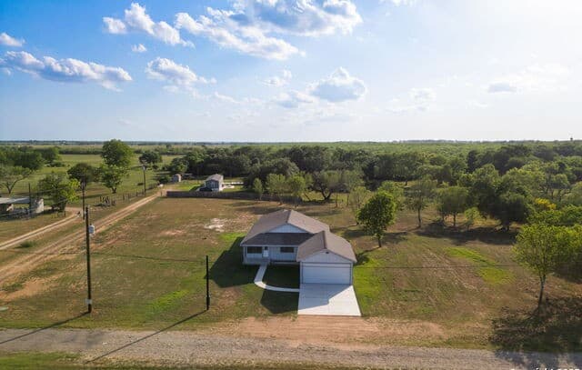 4-bedroom rental at 221 S Monkhouse Street in Poth, TX — photo 4