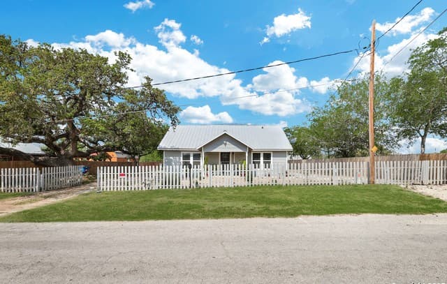 2-bedroom rental at 507 Hayden in Devine, TX — photo 1
