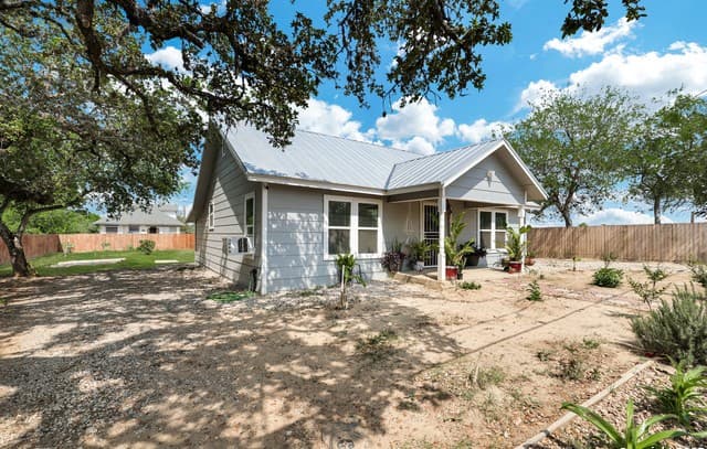 2-bedroom rental at 507 Hayden in Devine, TX — photo 2