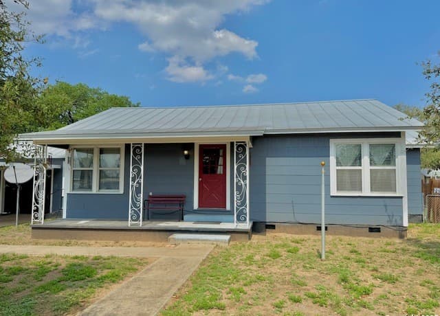 3-bedroom rental at 710 W Hondo in Devine, TX — photo 2