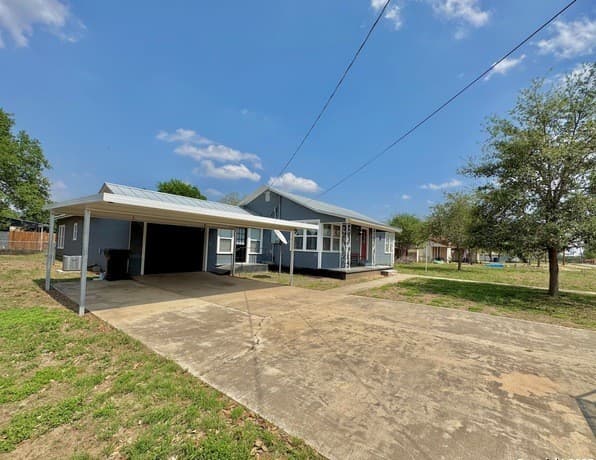 3-bedroom rental at 710 W Hondo in Devine, TX — photo 4