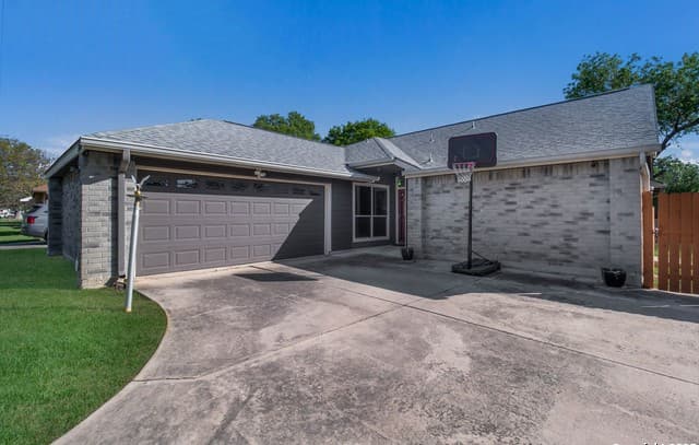 4-bedroom rental at 9520 Woodland Hills in San Antonio, TX — photo 2