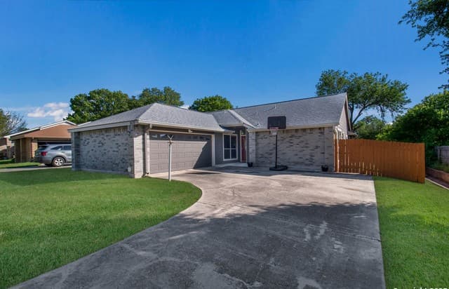 4-bedroom rental at 9520 Woodland Hills in San Antonio, TX — photo 3
