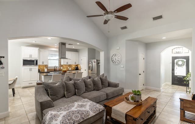 4-bedroom rental at 1038 Avenue H in Poteet, TX — photo 3
