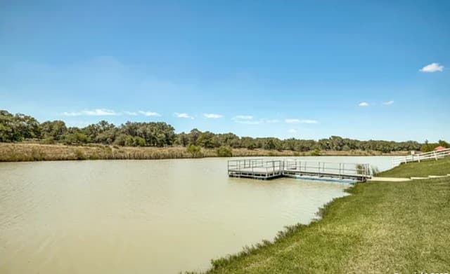 rental at 241 Abrego Lake in Floresville, TX — photo 3