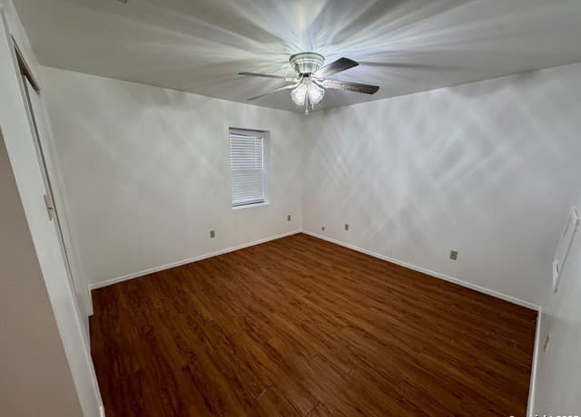 4-bedroom rental at 203 Zanderson in Jourdanton, TX — photo 5