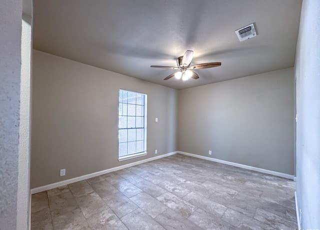 3-bedroom rental at 4635 French Meadow in San Antonio, TX — photo 5