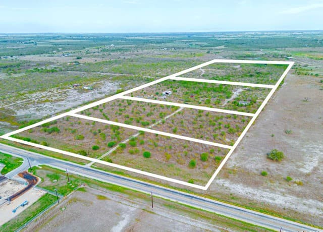 rental at 13953 Fm 1344 in Falls City, TX — photo 1