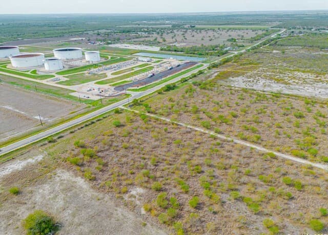 rental at 13953 Fm 1344 in Falls City, TX — photo 3