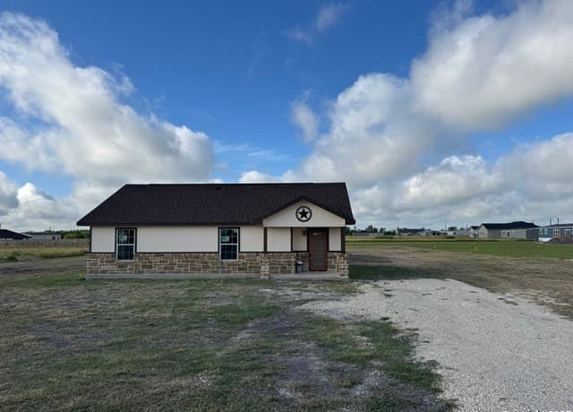 3-bedroom rental at 450 County Road 679 in Natalia, TX — photo 2
