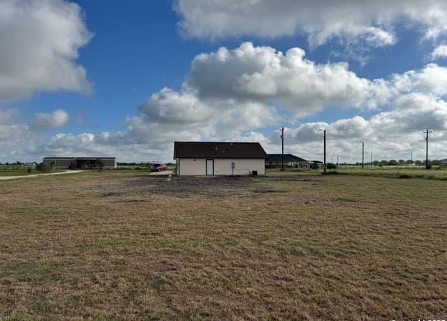 3-bedroom rental at 450 County Road 679 in Natalia, TX — photo 5