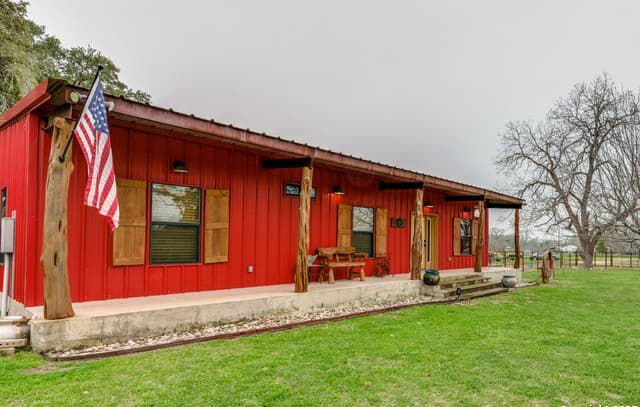5-bedroom rental at 1077 C Rd in Sutherland Springs, TX — photo 1