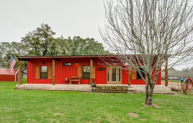 5-bedroom rental at 1077 C Rd in Sutherland Springs, TX — photo 2