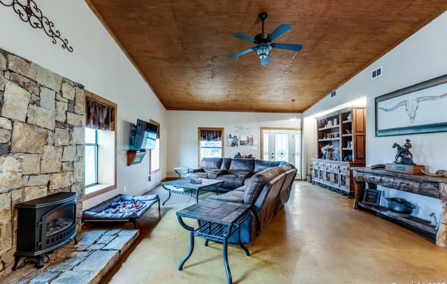 5-bedroom rental at 1077 C Rd in Sutherland Springs, TX — photo 3