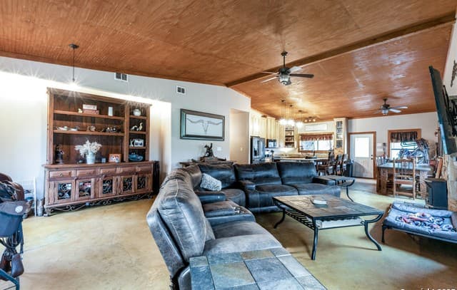 5-bedroom rental at 1077 C Rd in Sutherland Springs, TX — photo 4