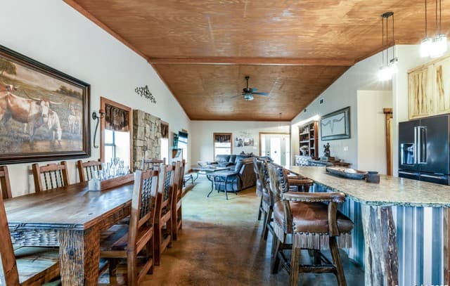 5-bedroom rental at 1077 C Rd in Sutherland Springs, TX — photo 5