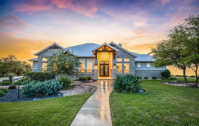 4-bedroom rental at 371 River Cliff in Spring Branch, TX — photo 2