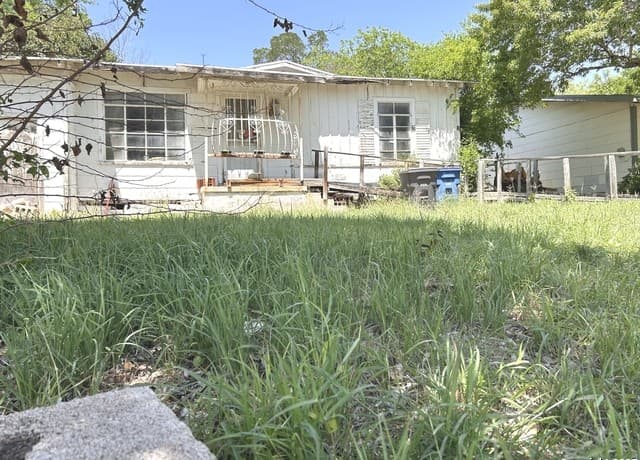 3-bedroom rental at 1011 Shadwell in San Antonio, TX — photo 2