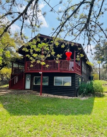 3-bedroom rental at 272 N Lakeshore Dr in Bandera, TX — photo 2